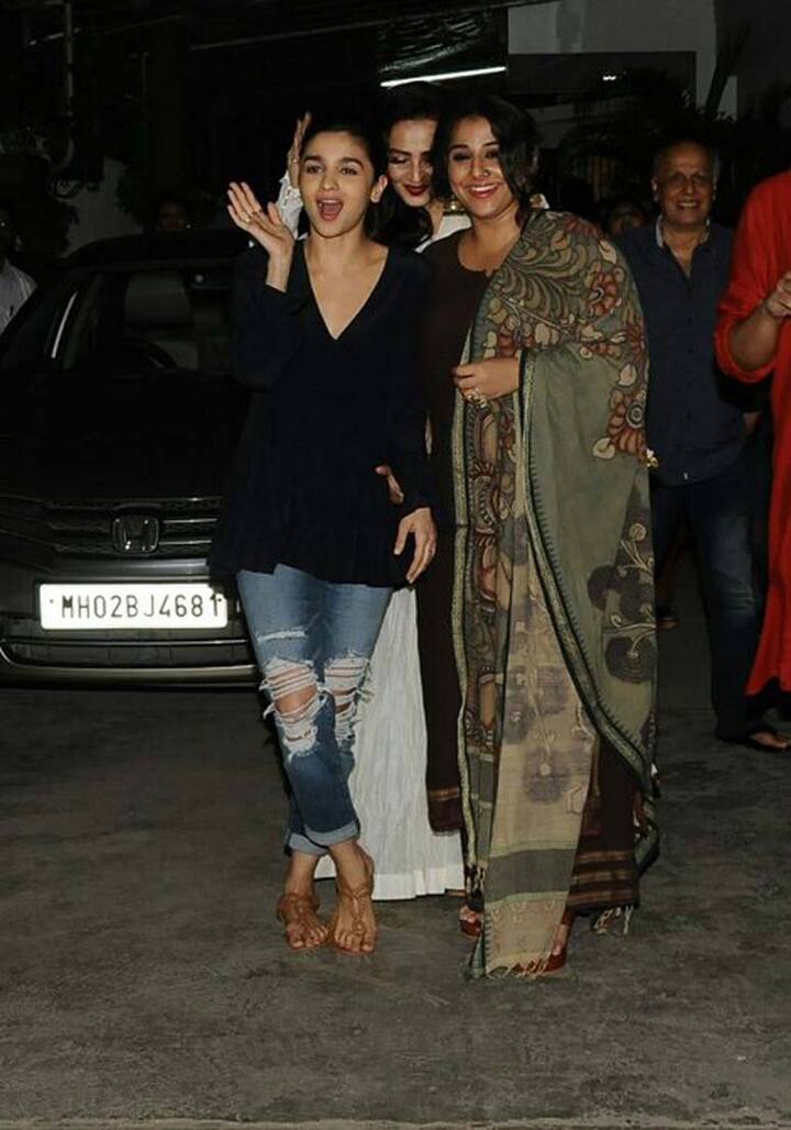 रेखा ने मुस्कुराते हुए विद्या बालन और आलिया भटट् के साथ तस्वीरें भी क्लिक कराईं.