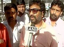 बैन हटने के बाद शिवसेना सांसद गायकवाड ने अब एयर इंडिया अधिकारी को बताया ‘पागल’