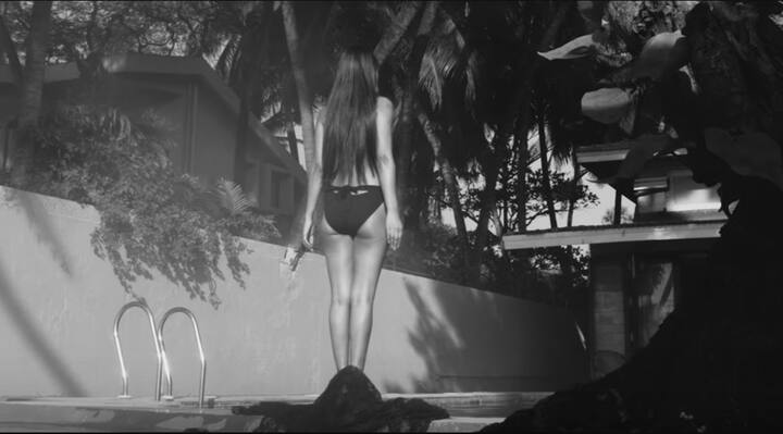 निया शर्मा को स्टार प्लस के सीरियल ‘एक हजारों में मेरी बहना है’ और जी टीवी के सीरियल ‘जमाई राजा’ में रोशनी के किरदार से फेम हासिल है. हाल की में इंगलैंड की एक मैगजीन ने निया शर्मा के नाम को एशिया की तीन सबसे सेक्सी महिलाओं की लिस्ट में शुमार किया था.