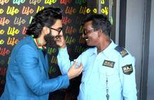 मूंछों पर ताव देकर रेस्टोरेंट के सिक्योरिटी गार्ड के साथ रणवीर सिंह ने क्लिक कराई फोटो