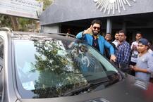 मूंछों पर ताव देकर रेस्टोरेंट के सिक्योरिटी गार्ड के साथ रणवीर सिंह ने क्लिक कराई फोटो