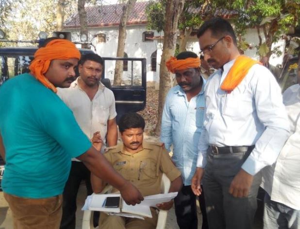 यूपी: महाराजगंज में धर्मांतरण की अफवाह पर चर्च में हिंदू युवा वाहिनी ने काटा बवाल