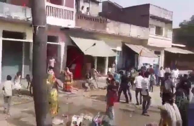 Womens Protest Against Wine Shop In Allahabad इलाहाबाद: शराब के ठेके पर मर्दानियों का हल्ला बोल, पुलिस ने बरसाई लाठियां