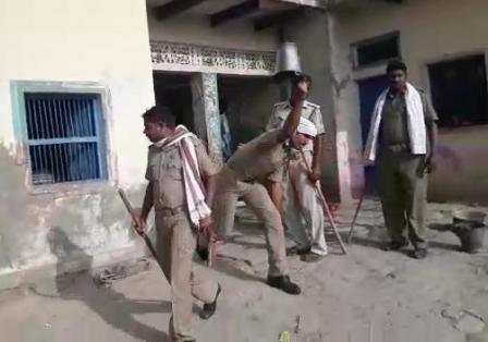 इलाहाबाद: शराब के ठेके पर मर्दानियों का हल्ला बोल, पुलिस ने बरसाई लाठियां