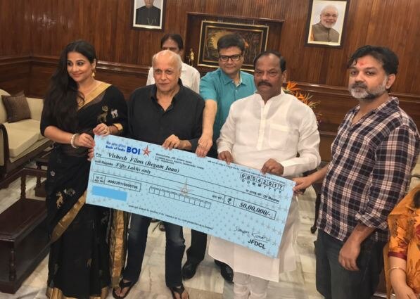 Jharkhand Chief Minister Gave A Check Of Rs 50 Lakh To Team Of Begum Jan झारखंड : मुख्यमंत्री ने 'बेगम जान' की टीम को 50 लाख का चेक दिया