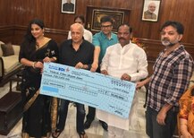 झारखंड : मुख्यमंत्री ने \'बेगम जान\' की टीम को 50 लाख का चेक दिया