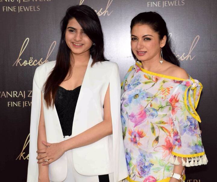 तस्वीरों में आप अपने दौर की चहेती अदाकारा भाग्यश्री को देख सकते हैं और उनके साथ खड़ी एक और लड़की को भी देख सकते हैं.