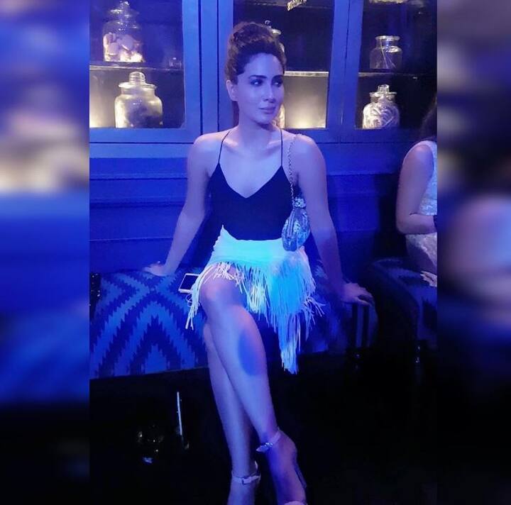 खबरों के मुताबिक अब एक्ट्रेस के पास कोई फाइनेंशियल सिक्योरिटी नहीं है और वह पिछले कुछ महीनों से मुंबई में मौकों की तलाश कर रही हैं. एक वेब पोर्टल की रिपोर्ट के मुताबिक, किम के पति ने उन्हें किसी और महिला के लिए धोखा दिया जिसके बाद किम ने अपने पति के घर को छोड़ दिया.