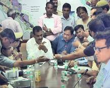 बिल्डर्स की मनमानी से नाराज लोगों ने नोएडा अथॉरिटी की बैठक में जमकर किया हंगामा