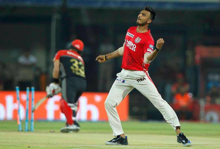 पंजाब की टीम ने शानदार गेंदबाज़ी करते हुए पावरप्ले में 3 अहम विकेट हासिल कर लिए. जिसमें अक्षर पटेल, संदीप शर्मा और वरूण एरॉन तीनों ने 1-1 विकेट चटकाए.