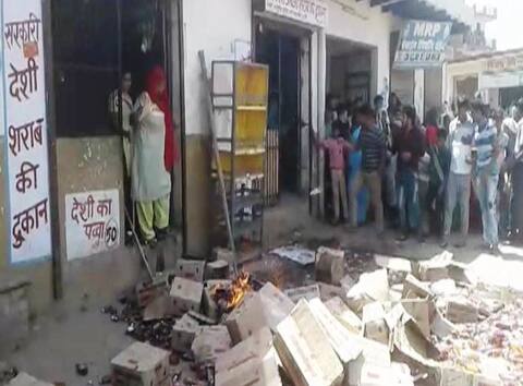 यूपी में तेज हुआ महिलाओं का शराबबंदी आंदोलन, नोएडा-मुजफ्फरनगर में तोड़फोड़ यूपी में तेज हुआ महिलाओं का शराबबंदी आंदोलन, नोएडा-मुजफ्फरनगर में तोड़फोड़