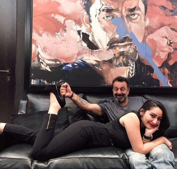  तस्वीरों को देखकर पता चलता है कि संजय दत्त और मान्यता एक साथ बिताए गए जिंदगी के हर पल का मजा ले रहे हैं.