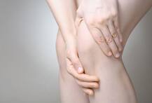 पांच साल से बिस्तर पर थी, घुटना प्रत्यारोपण से चल पड़ी महिला