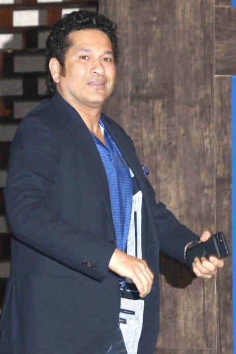 इस दौरान सचिन पर कुल 58.8 लाख रुपये खर्च हुए. यह राज्यसभा से प्राप्त आंकड़ा है. राज्य सभा सदस्य होने के नाते सचिन को प्रति माह 50 हजार रुपये का वेतन मिलता है. इसके अलावा हर महीन 45 हजार रुपये संसदीय क्षेत्र के लिए खर्च, 15 हजार प्रति माह दफ्तर खर्च और यात्रा-दैनिक भत्ते मिलते हैं.