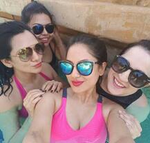 \'देवों के देव महादेव\' की \'पार्वती\' यानि पूजा बनर्जी दोस्तों के साथ उतरीं पूल में, रेड बिकनी में दिखाया जलवा!