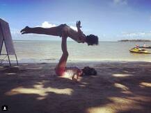 तस्वीरों में- दोस्तों और बहन के साथ कुछ यूं छुट्टियां मना रही हैं तापसी पन्नू!