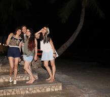 तस्वीरों में- दोस्तों और बहन के साथ कुछ यूं छुट्टियां मना रही हैं तापसी पन्नू!