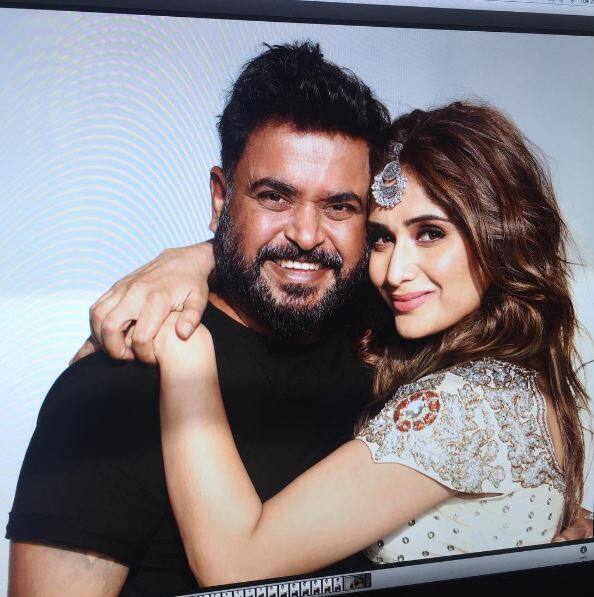  इन तस्वीरों को मनु सिंह की तरफ से क्लिक किया गया है. जिसमें आरती का अंदाज काफी जुदा नजर आ रहा है. 