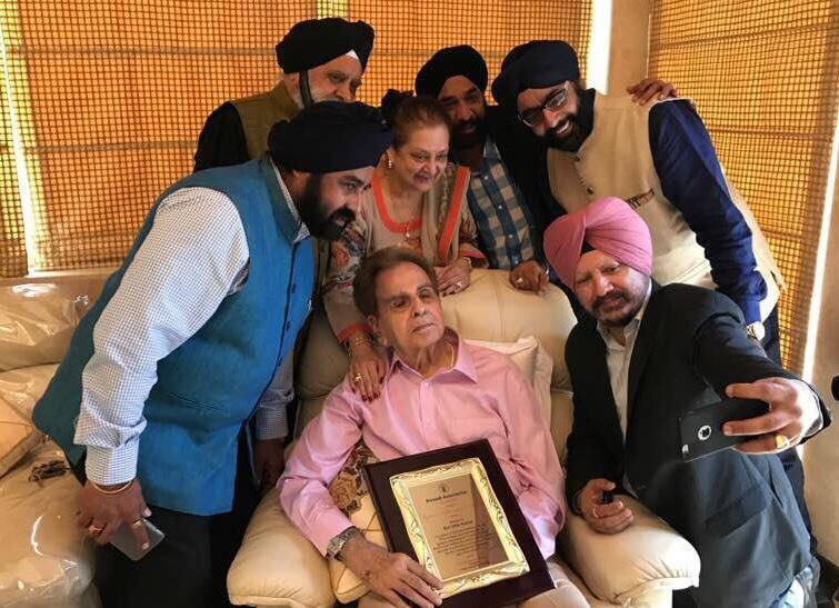 दिलीप कुमार लिविंग लीजेंड लाइफटाइम अवार्ड से सम्मानित Legend Actor Dilip Kumar Honoured With Living Legend Lifetime Award दिलीप कुमार लिविंग लीजेंड लाइफटाइम अवार्ड से सम्मानित