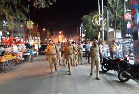 आपको बता दें कि इससे पहले लखनऊ के आईजी और एसएसपी भी पैदल गश्त कर चुके हैं.