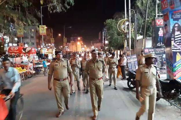 इस दौरान डीआईजी प्रवीण कुमार ने भीड़-भाड़ वाले इलाक़ों का दौरा किया.