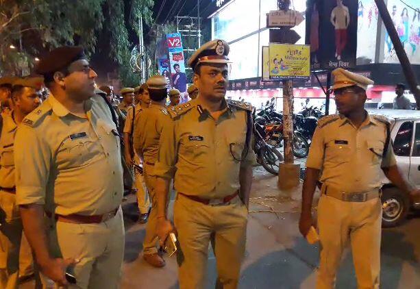 इस मौके पर उन्होंने बाज़ार और मॉल में जाकर लोगों से मुकाकात भी की.