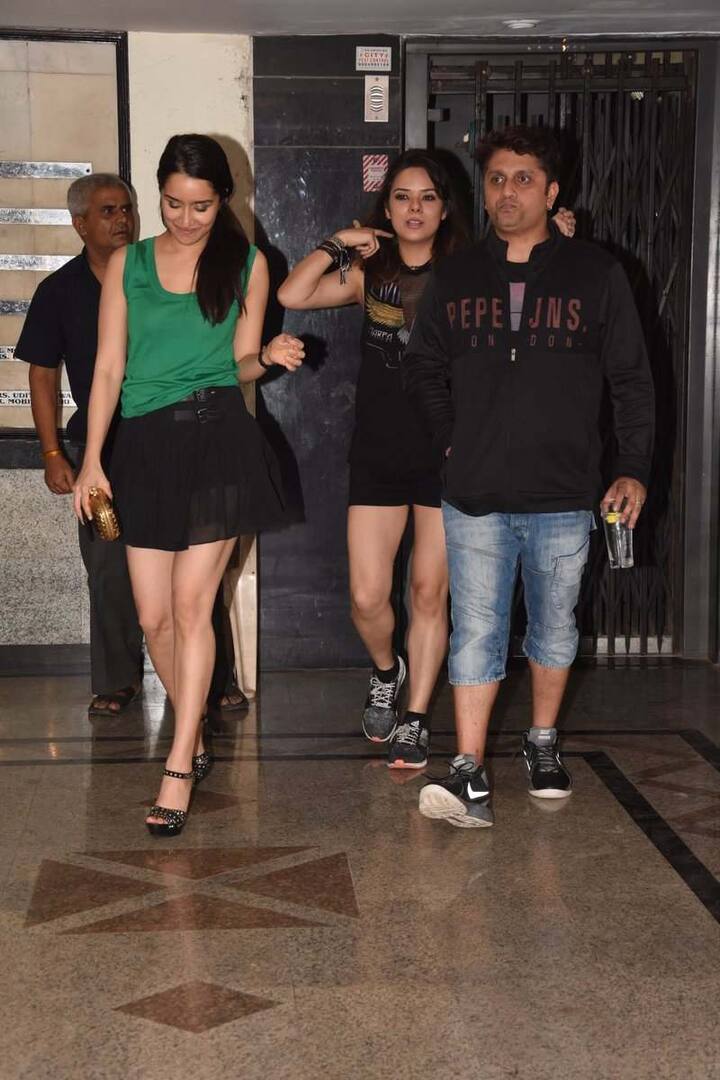 बताते चलें कि श्रद्धा बॉलीवुड अदाकार शक्ति कपूर की बेटी और बॉलीवुड अदाकारा फरहान अख्तर की गर्लफ्रेंड हैं.