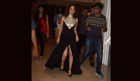काबिल की सक्सेस के बाद फैंस से मिलीं यामी गौतम काबिल की सक्सेस के बाद फैंस से मिलीं यामी गौतम
