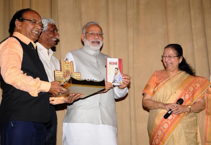 Applouse On Pm Modis Style Statement The Book Launch Of Sumitra Mahajan लोकसभा स्पीकर सुमित्रा महाजन के पुस्तक विमोचन में पीएम मोदी का स्वच्छता पर खास संदेश