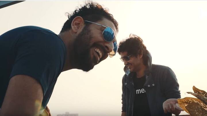  युवराज ने गौरव के एक सवाल का जवाब देते हुए बताया कि आशीष नेहरा और विराट कोहली सबसे ज्यादा कंजूस हैं. खुद की तारीफ करते हुए युवराज ने कहा कि वो सबसे ज्यादा दरियादिल हैं और हमेशा खाने का बिल चुका देते हैं.