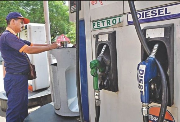 चिप से तेल चोरी को लेकर एक्शन में योगी सरकार, लखनऊ में STF ने पेट्रोल पंप पर की छापेमारी