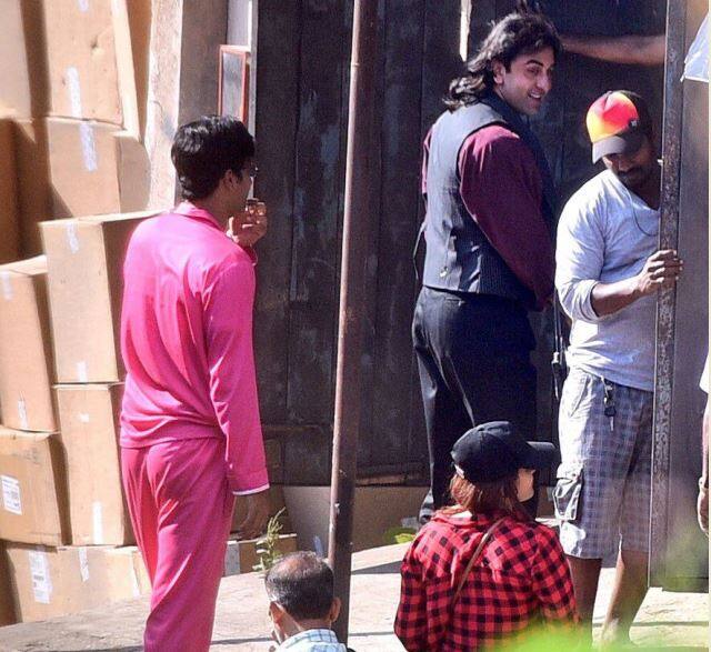 गौरतलब है कि राजकुमार हिरानी किरदार पर काम करने वाले निर्देशकों में जाने जाते हैं. उनकी पूरी कोशिश है कि रणबीर संजय दत्त जैसे नज़र आएं. इस तस्वीर को देख फैंस सोशल मीडिया पर कह रहे हैं रणबीर संजय दत्त के पुराने दिनों की याद दिला रहे हैं. (फोटो क्रेडिट- रणबीर कपूर फैन क्लब)