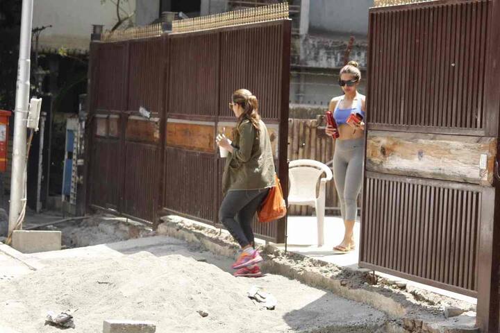 बताते चलें कि मलाइका की उम्र 43 साल है और उनका एक 14 साल का बेटा भी है, बावजूद इसके वे बेहद फिट हैं.