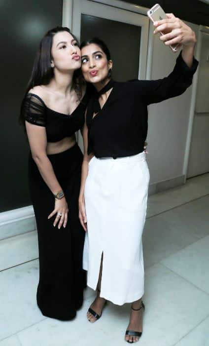 तस्वीरों में आप गौहर ख़ान और पल्लवी शारदा को देख सकते हैं.