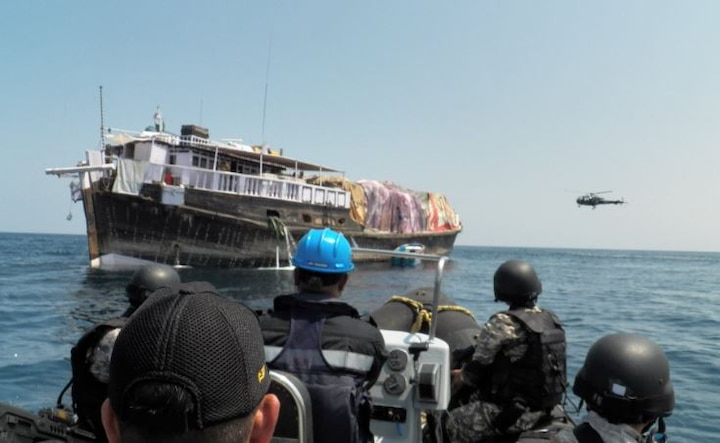 Indian Navy Took Control Of A Dhow With 10 Crew Members Was Hijacked अरब सागर में समुद्री लुटेरों ने किया था पोत का अपहरण, नौसेना वापस ले आई
