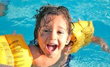 पूल में आप भी बच्चों को देते हैं ट्वॉय?