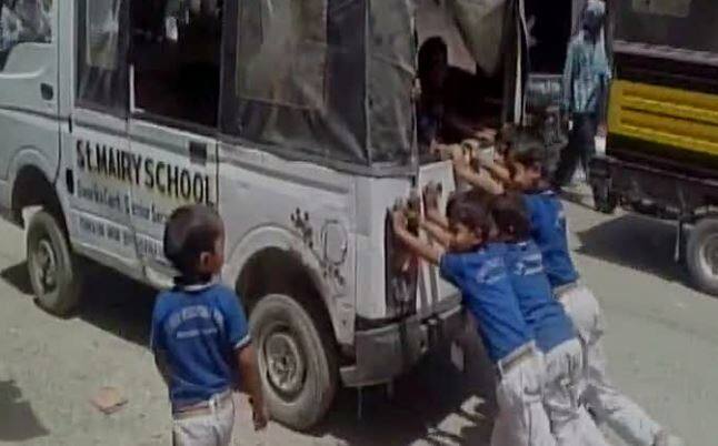 Up Children Made To Push Their School Van By The Driver After It Broke Down In Jaunpur अमानवीय : चिलचिलाती धूप में मासूम बच्चों से लगवाया स्कूल वैन को धक्का, प्रबंधन खामोश