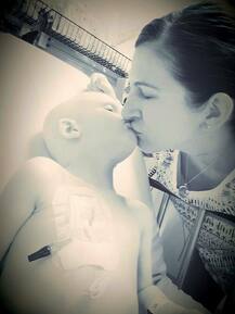 बच्चे की मौत के बाद उसे याद करने के लिए मां ने डाली कुछ मार्मिक तस्वीरें 