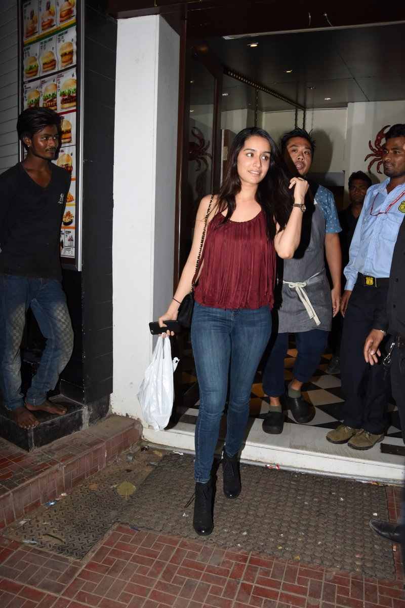 मुंबई की फिज़ा में अपनी ताज़गी बिखेरती नज़र आईं श्रद्धा कपूर!