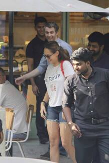 Funky look में कैमरे में कैद हुईं युवराज की पत्नी हेजल