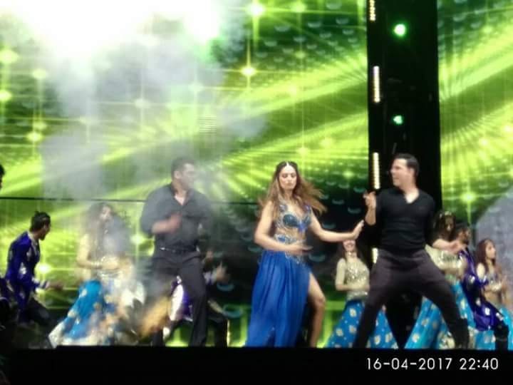 Salman Khan Akshay Kumar Daisy Shah Sonakshi Sinha And Others Set The Stage On Fire At The Da Bangg Tour In Hong Kong Da Bangg Tour: सलमान खान ने बिपाशा और डेजी के संग लगाए ठुमके और झूम उठे फैंस, देखें VIDEO