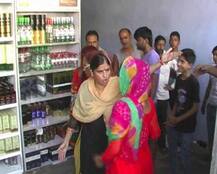 गुरूग्राम : रिहायशी इलाके में खुले ठेके पर महिलाओं का विरोध, हंगामा और तोड़फोड़