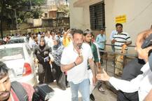 अरेस्ट वारंट रद्द कराने कोर्ट पहुंचे संजय दत्त, 500 रूपये का जुर्माना भी भरना पड़ा 