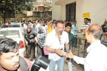 अरेस्ट वारंट रद्द कराने कोर्ट पहुंचे संजय दत्त, 500 रूपये का जुर्माना भी भरना पड़ा 