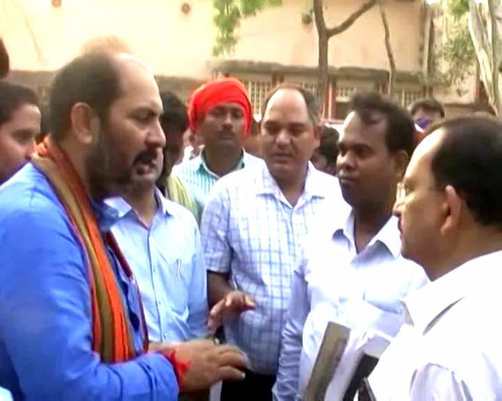 Uttar Pradesh Cm Yogis Minister Upendra Tiwari Raided Wheat Procurement Centers In Ballia यूपी: एक्शन में योगी के मंत्री, बलिया में उपेन्द्र तिवारी ने गेहूं खरीदने वाले केंद्रों पर छापा मारा