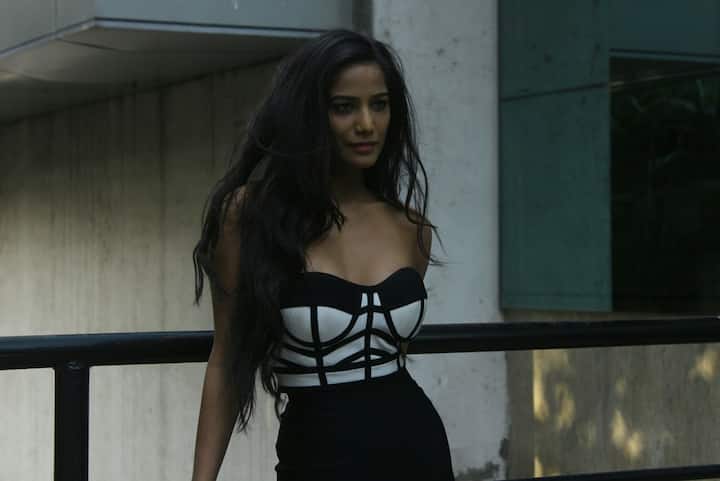 अब पूनम इसके लिए ज़ोर लगा रही हैं कि उनके एप से बैन हट जाए.