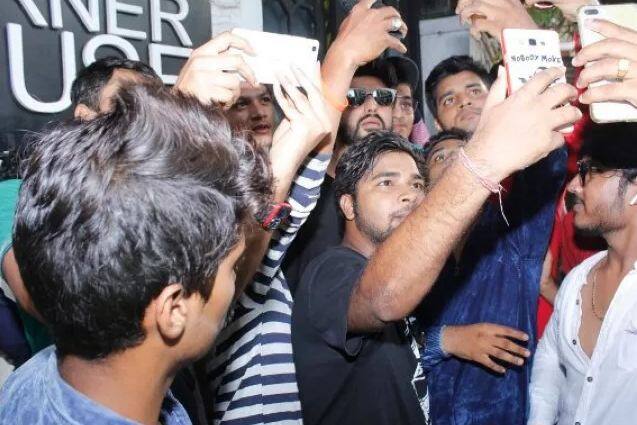 'मलाइका और अर्जुन 'को एक साथ तस्वीरों में नहीं देखा गया ,लेकिन वो एक ही छत के नीचे साथ ही पार्टी एंजॉय कर रहे थे. 