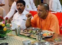 यूपी: कैबिनेट बैठक के अलावा रात में योगी सरकार ने लिए अहम फैसले, अखिलेश की स्मार्टफोन स्कीम रद्द