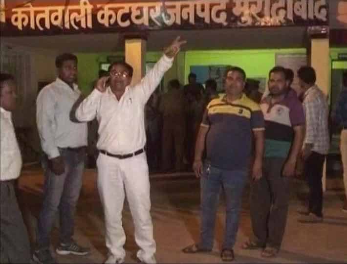 यूपी पुलिस की 'मनमानी', नाबालिग लड़की को 6 दिनों तक थाने में बैठाए रखा Up Ruckus Was Created After A 15 Year Old Minor Girl Has Sbeen Detained For Last 6 Days In A Police Station यूपी पुलिस की 'मनमानी', नाबालिग लड़की को 6 दिनों तक थाने में बैठाए रखा