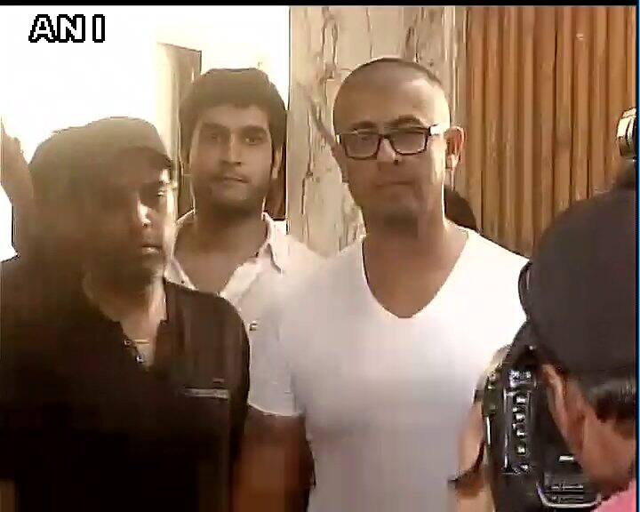 साथ ही इस सिंगर ने ये भी साफ कर दिया है कि ऐसा बयान उन्होंने सिर्फ मस्जिदों में होने वाले लाउडस्पीकर के इस्तेमाल की वजह से नहीं बल्कि मंदिर और गुरूद्वारे के लिए भी दिया है. सोनू निगम ने कहा है कि वो सभी धर्मों का सम्मान करते हैं. सोनू निगम ने कहा, ''मैं मुस्लिम विरोधी नहीं हूं, बयान को गलत ढंग से पेश किया गया है. मेरी राय यही है कि चाहें मंदिर हो, गुरूद्वारा हो या फिर मस्जिद हो वहां पर लाउडस्पीकर का इस्तेमाल नहीं होना चाहिए.''